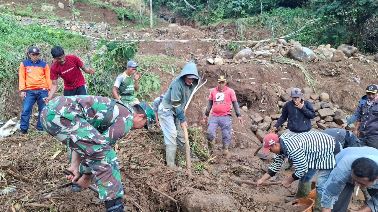 Warga membersihan sisa sisa rumput