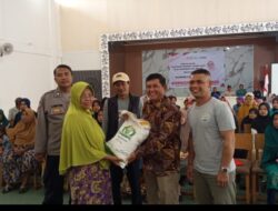 Kades Ciherang Jadi “Satpam Beras” Sehari