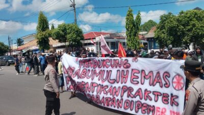 Spanduk dan Sorak Massa Warnai Aksi FKPP di Depan DPRD Prabumulih