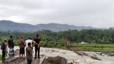 Jembatan Merah Putus, 17 Siswa SD Pager Maneuh Tak Bisa Sekolah