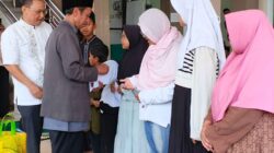 Tebar Kepedulian di Bulan Suci, PT DMGP Santuni Lansia dan Bantu Kas Masjid di Ciguntur