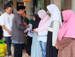 Tebar Kepedulian di Bulan Suci, PT DMGP Santuni Lansia dan Bantu Kas Masjid di Ciguntur