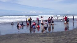 Bak Lautan Manusia, Pantai Apra Diserbu Ribuan Wisatawan Lebaran