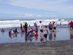 Bak Lautan Manusia, Pantai Apra Diserbu Ribuan Wisatawan Lebaran