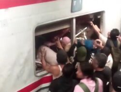 Tabrakan KRL dan KA Argo Bromo Anggrek di Bekasi Timur, Evakuasi Penumpang Berlangsung Dramatis