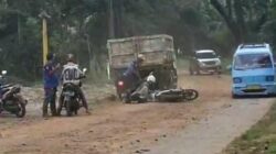 Teror Truk Tanah di Bobojong: Jalan Licin, Warga Resah, Korban Mulai Berjatuhan