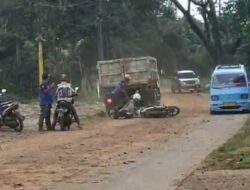 Teror Truk Tanah di Bobojong: Jalan Licin, Warga Resah, Korban Mulai Berjatuhan