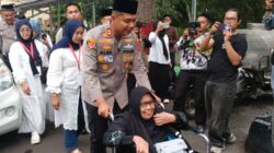 Kapolres Cianjur Bantu Jamaah Haji Lansia dengan Kursi Roda Pastikan Dapat Pendamping Khusus