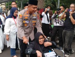 Kapolres Cianjur Bantu Jamaah Haji Lansia dengan Kursi Roda Pastikan Dapat Pendamping Khusus