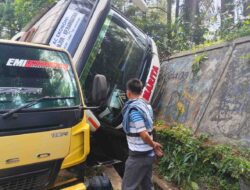 Diduga Rem Blong, Bus Marita Tabrak Truk di Cugenang, Puluhan Penumpang Luka – Luka 