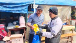 Hari Libur Bukan Alasan Rebahan, Kades Ciherang Pilih Bagikan Beras untuk 2.493 Warga