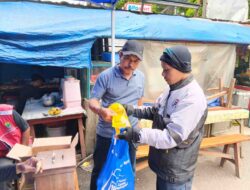 Hari Libur Bukan Alasan Rebahan, Kades Ciherang Pilih Bagikan Beras untuk 2.493 Warga