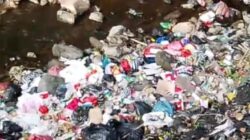 Miris, Sungai Depan Pasar GSP Terkubur Sampah, Pengawasan Dipertanyakan