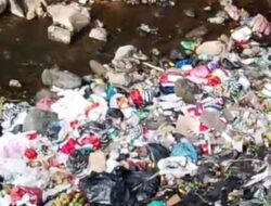 Miris, Sungai Depan Pasar GSP Terkubur Sampah, Pengawasan Dipertanyakan