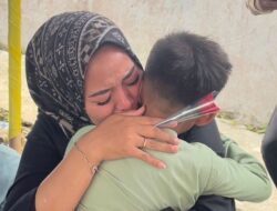 Momen Haru Pelepasan TK Nirwana Cendikia, Setangkai Bunga dari Anak Sukses Bikin Orang Tua Mewek